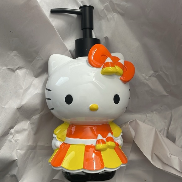 Hello Kitty Shower Curtain & Soap Dispenser NWT - Picture 3 of 3